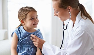 Медицинская сестра, ухаживающая за пожилым пациентом – иллюстрация потребности в приятной, способствующей выздоровлению среде. Мы предлагаем полный ассортимент акустических потолочных панелей, созданных специально для удовлетворения нужд больниц и других здравоохранительных учреждений.