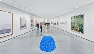 Видео примера из практики, снятый в музее Astrup Fearnley, и демонстрирующий монолитное решение акустического потолка Rockfon® Mono® Acoustic.