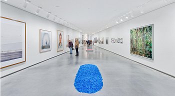 Видео примера из практики, снятый в музее Astrup Fearnley, и демонстрирующий монолитное решение акустического потолка Rockfon® Mono® Acoustic.