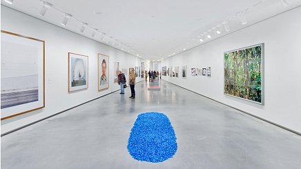 Видео примера из практики, снятый в музее Astrup Fearnley, и демонстрирующий монолитное решение акустического потолка Rockfon® Mono® Acoustic.