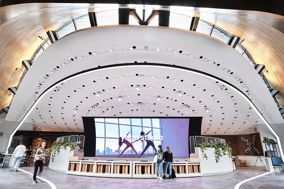 демонстрационные залы с акустическим потолком современного дизайна