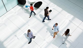 Люди, пересекающие фойе в различных направлениях – иллюстрация необходимости различных акустических решений для различных пространств. Мы предлагаем подвесные потолочные и стеновые решения для любых требований строительного проекта.