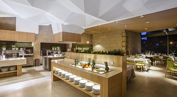 Система Rockfon® Mono® Acoustic, установленная в ресторане отеля Llauat Palace Hotel, Майорка, Испания, иллюстрирует бесконечные возможности дизайна наших подвесных акустических потолков.