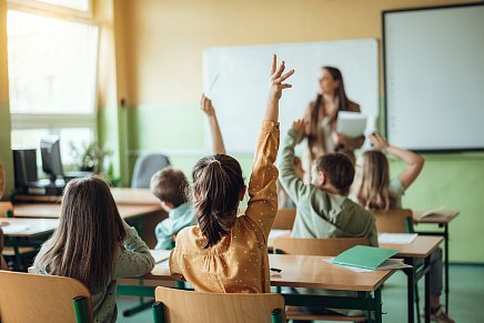 Преподаватель и учащиеся в классном помещении – иллюстрация важности акустического комфорта в учебной среде. Наши решения подвесных потолочных и стеновых панелей снижают реверберацию и обеспечивают приятный микроклимат.