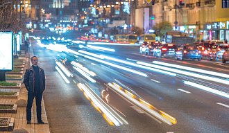 интенсивное дорожное движение и человек