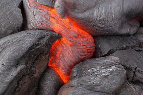 Поток лавы иллюстрирует важность использования огнестойких материалов в зданиях