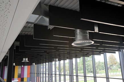 Потолочные системы Рокфон были широко использованы в новом здании колледжа для старших классов, стоимость которого составила 12 миллионов фунтов стерлингов, в колледже Futures Community, Саутенд.